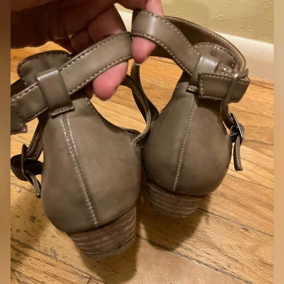 Restricted Grey Almond Toe Low Wedge Wide Ankle Strap Side Buckle sz 7.5 Demure - Picture 4 of 9